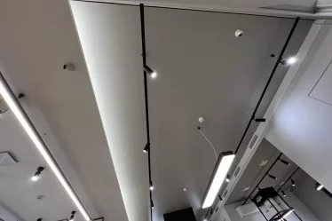 Натяжной потолок с трековым освещением