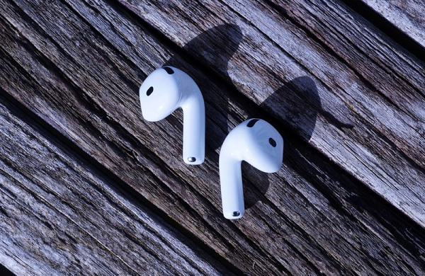 Обзор Apple AirPods 4: немного более доступных наушников без ANC