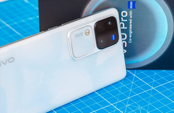 Обзор Vivo V30 Pro: достойного смартфона для съёмки фото с подсветкой Aura Light