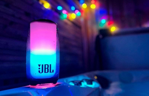 Обзор JBL Pulse 5: обновлённой портативной колонки с ослепительной подсветкой