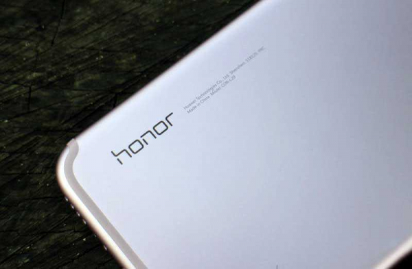 Первый обзор Honor Play: телефон для геймеров