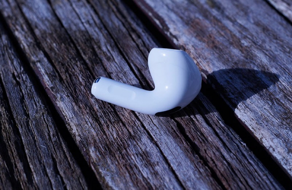 Обзор Apple AirPods 4: немного более доступных наушников без ANC