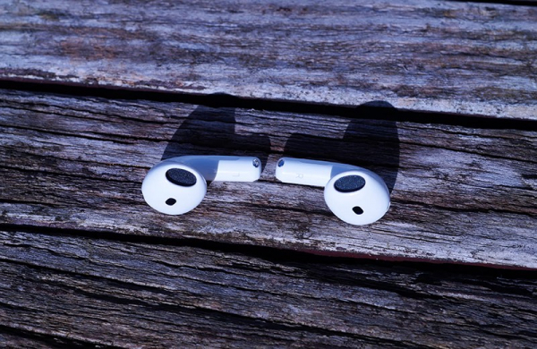 Обзор Apple AirPods 4: немного более доступных наушников без ANC