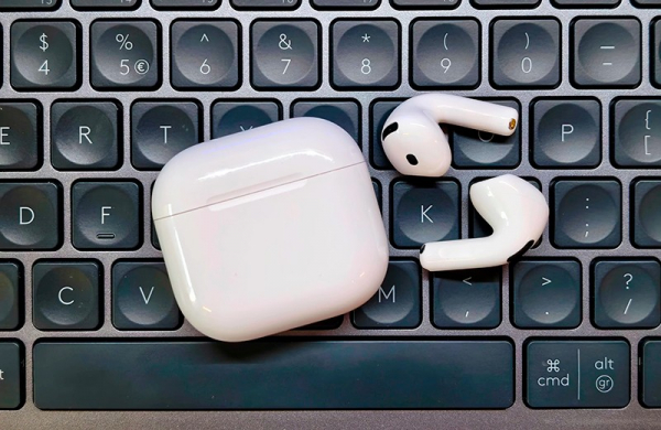 Обзор Apple AirPods 4: немного более доступных наушников без ANC